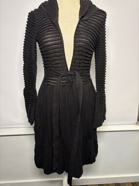 Alice + Olivia Black Ribbed Hooded Wrap Dress